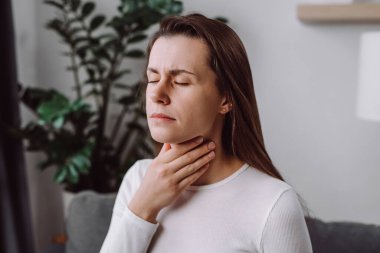 İltihaplı genç bir kadının elini tutup boğaz ağrısına, boyun ağrısına tiroid bezine ya da hastalık reflüsüne ya da evdeki kanepede oturan acı çeken bir kızın asidine bak. Tıbbi ve sağlık hizmeti kavramı