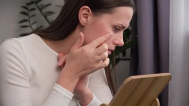 Endişeli ergenlik çağındaki genç bir kadın aynaya baktığında strese giriyor, alerjisi yüzünden alerjik reaksiyon gösteriyor. Güzellik, akne probleminden sağlık hizmeti, kuru cilt, tedavi konsepti