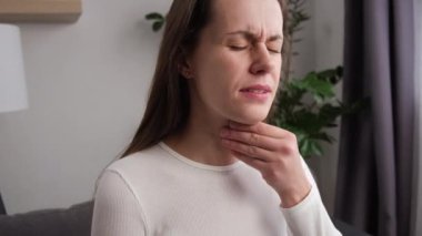 İltihaplı genç kadınlarda görülen hastalık boğaz ağrısına, boyun ağrısına ya da hastalık reflüsüne, evdeki kanepede oturan acı çeken kızın asidine el muamelesi yapar. Tıbbi ve sağlık hizmeti kavramı