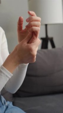 Dikey görüntülerde romatizma kadın el ağrısı kramp, tetik parmağı, bilek ağrısı masaja dokunmak, eklem ağrısı, eklem iltihabı. Yaralanmadan kaynaklanan kronik bir hastalık.