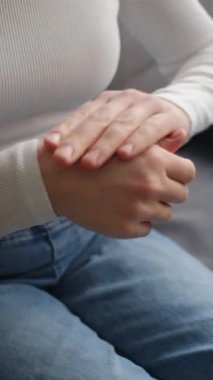 Genç beyaz kadının atopik tepkisinin dikey videosu, kolunda böcek ısırıkları, kaşındıran kırmızı noktalar ya da deri döküntüleri. Dermatoloji kavramı