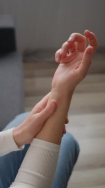 Dikey kadın videosu elinde uyuşukluk, uyuşukluk parmak ucu, iltihaplanma, çevresel nöropati, bilek ağrısı olan kadın masaj eli. Romatoid artrit konsepti