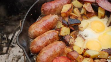 Baharın başında kızarmış yumurta, domuz pastırması, patates ve domatesle İngiliz kahvaltısı yapmayı unutmayın. Yemek hazırlama. Yemek pişirme konsepti