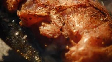 Doğada tavada fileto pişirme işlemini kapat. Fırında tavuk göğsünün altın kabuğu, sağlıklı yemek. Tavuk kızartma konsepti.