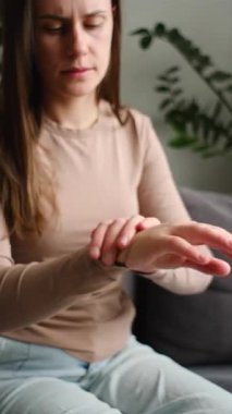 Dikey romatizma kadın el ağrısı kramp, tetik parmağı, bilek ağrısı masaja dokunmak, el tutuş eklem ağrısı, eklem iltihabı. Yaralanmadan kaynaklanan kronik bir hastalık.