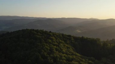 Güneşin batışında ya da yazın doğuşunda güzel dağların insansız hava aracı manzarası. Doğa ilhamı. Huzuru sağlıyorum. Turizm ve macera için bir yer. Arkaplan dağlarındaki kırsal alan manzarası