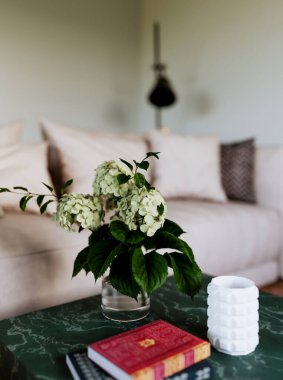 Büyük lüks, modern, parlak iç mekan. Oturma odası tasviri 3D canlandırma.