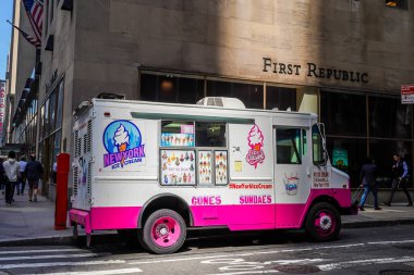NEW YORK - 12 Mayıs 2022: Manhattan şehir merkezinde dondurma kamyonu 