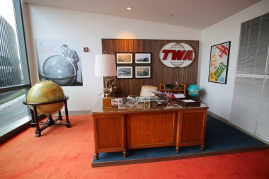 NEW YORK - 16 Mayıs 2019: New York JFK Havaalanı 'ndaki Eero Saarinen tarafından tasarlanan TWA Uçuş Merkezi binasında 1934-1947 yılları arasında TWA Başkanı Jack Frye' ın Masası sergilenmektedir.