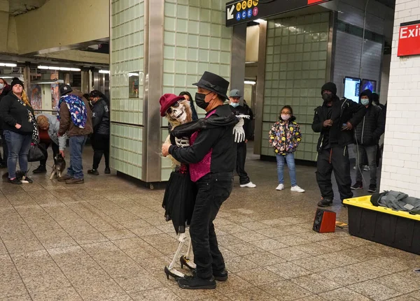 Nueva York Marzo 2022 Man Slow Dances Skeleton Woman Times — Foto de Stock