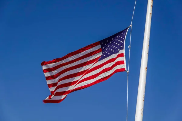Americká Vlajka Mávání Jasně Modré Obloze — Stock fotografie