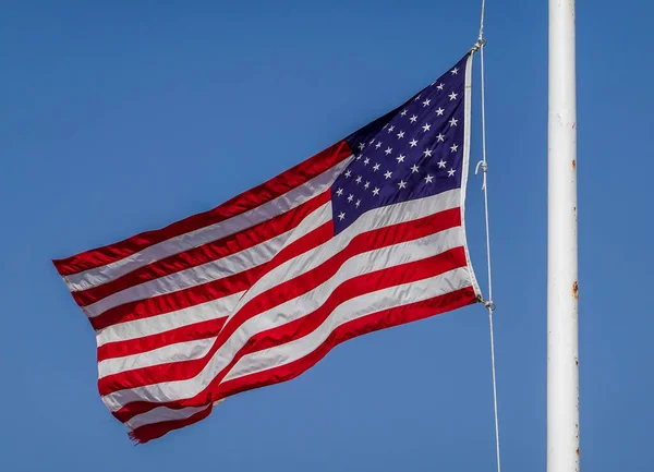 美国的国旗飘扬在清澈的蓝天 — 图库照片