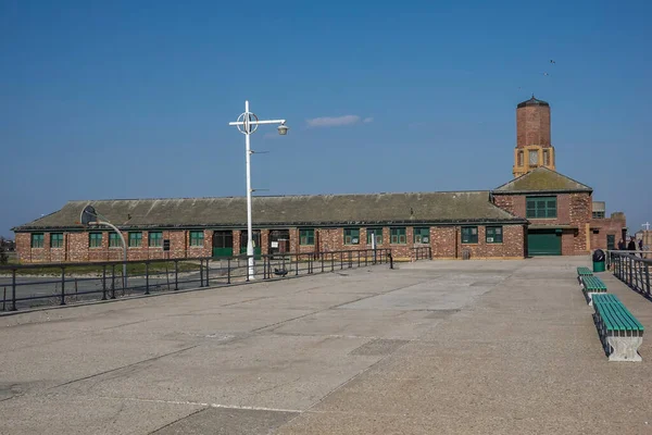 Far Rockaway 'deki Jacob Riis Park' taki Riis Park hamamı. Jacob Riis Park Tarihi Bölgesi 1981 yılında Ulusal Tarihi Yerler Listesi 'nde yer aldı.