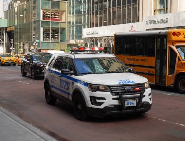 New York, 13 Eylül 2022 'de New York polisi Manhattan' da güvenliği sağladı. 1845 'te kurulan New York Polis Departmanı, ABD' nin en büyük polis teşkilatıdır.