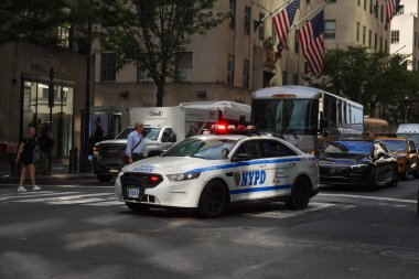 New York, 13 Eylül 2022 'de New York polisi Manhattan' da güvenliği sağladı. 1845 'te kurulan New York Polis Departmanı, ABD' nin en büyük polis teşkilatıdır.