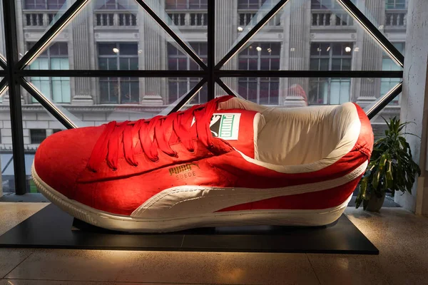 Nowość York Wrzesień 2022 Klasyczny Zamszowy Sneaker Giant Puma Wystawie — Zdjęcie stockowe