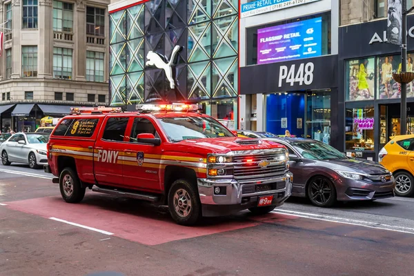 ニューヨーク 2022年9月13日 マンハッタンのミッドタウンにあるFdnyトラック Fdnyは 世界最大の複合火災およびEmsプロバイダーです — ストック写真