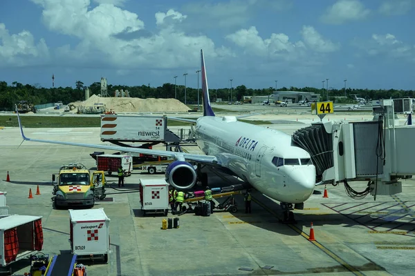 Cancun Mexico エイプリル26 2022 カンクン国際空港のターマックでデルタ航空の飛行機 デルタ航空は米国の主要航空会社の1つであり レガシーキャリアです — ストック写真