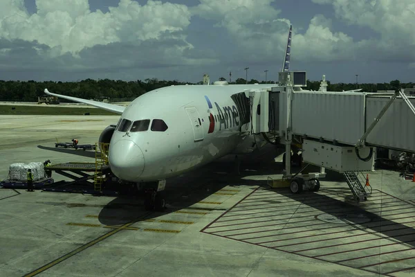 Cancun Mexico エイプリル26 2022 カンクン国際空港でアメリカ航空がターマックで運航 アメリカン航空はフォートワースに本社を置くアメリカの大手航空会社です — ストック写真