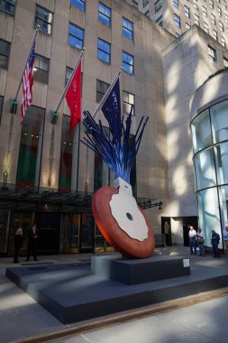 NEW YORK CITY - NOVEMBER 3, 2022: Daktilo Silici, X ölçekli Claes Oldenburg ve Coosje van Bruggen 'in New York' taki Rockefeller Plaza 'daki ana merkezinin önünde yaptığı X ölçekli heykel. 