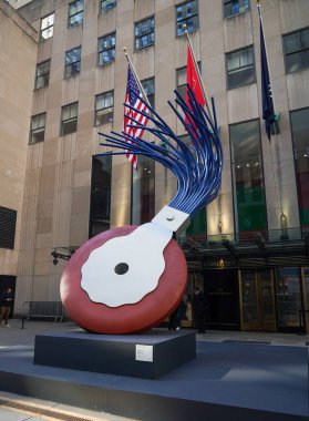 NEW YORK CITY - NOVEMBER 3, 2022: Daktilo Silici, X ölçekli Claes Oldenburg ve Coosje van Bruggen 'in New York' taki Rockefeller Plaza 'daki ana merkezinin önünde yaptığı X ölçekli heykel. 