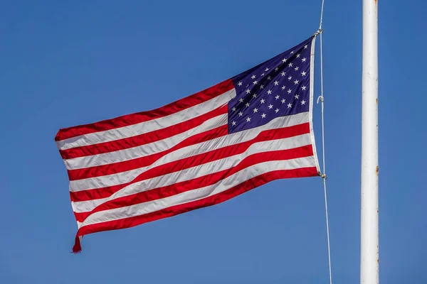 Amerikanska Flaggan Vajade Klarblå Himmel — Stockfoto