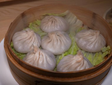 Bambu buharlı taze ve sıcak börekler.