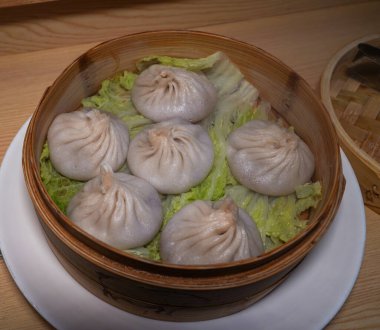 Bambu buharlı taze ve sıcak börekler.