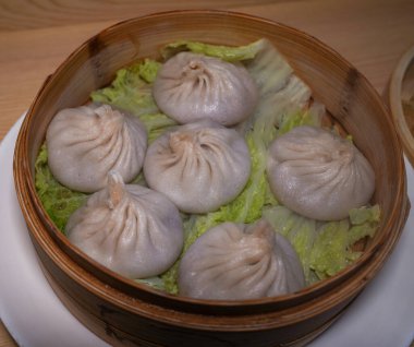 Bambu buharlı taze ve sıcak börekler.