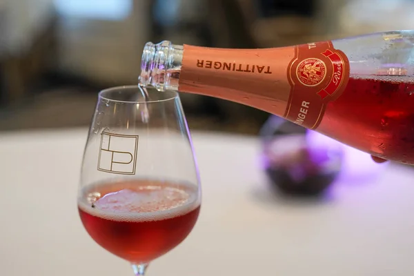Epernay France September 2022 Bartender Pouring Taittinger Rose Champagne Glass — Stock Photo, Image