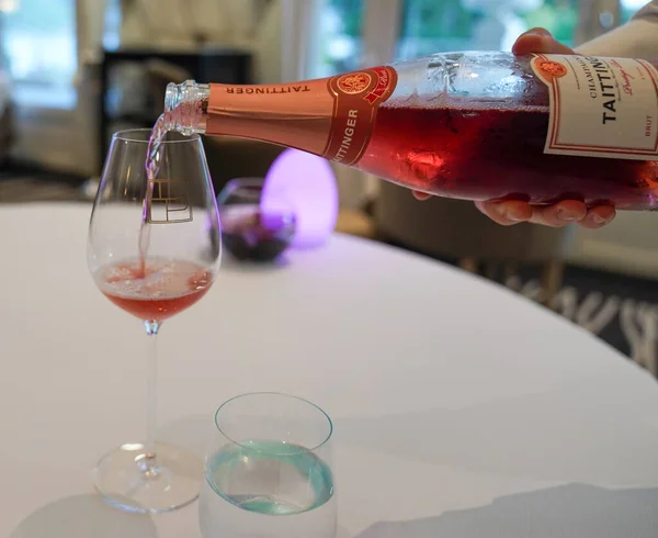 Epernay France Сентября 2022 Бармен Разливает Розовое Шампанское Taittinger Бокал — стоковое фото