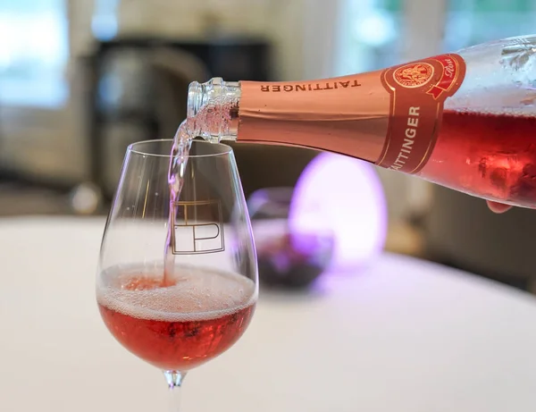Epernay France Septembre 2022 Barman Verse Champagne Rose Taittinger Dans — Photo