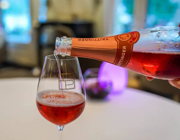 Epernay France Septembre 2022 Barman Verse Champagne Rose Taittinger Dans — Photo