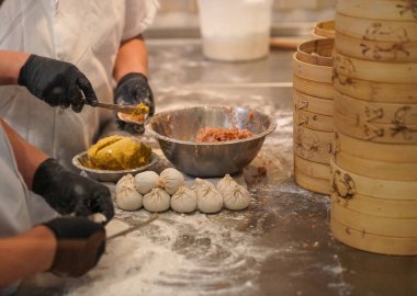 Mutfak işçileri New York 'taki Çin restoranında etli börek hazırlıyorlar.