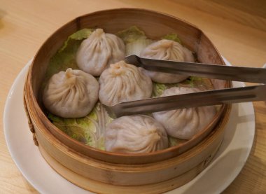 Bambu buharlı taze ve sıcak börekler.