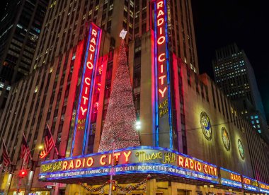 NEW YORK - 19 Kasım 2022: New York City tarihi, Rockefeller Center 'daki Radio City Music Hall Manhattan' da Noel süslemeleri ile süslendi 