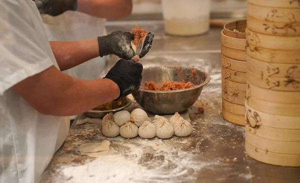 Εργαζόμενοι Στην Κουζίνα Ετοιμάζουν Ζυμαρικά Κρέας Στο Κινέζικο Εστιατόριο Της — Φωτογραφία Αρχείου