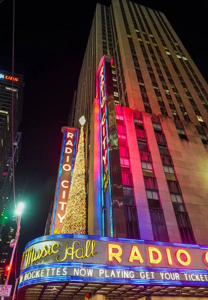2022年11月19日 纽约市地标 洛克菲勒中心的无线电城音乐厅装饰着曼哈顿市中心的圣诞装饰品 — 图库照片