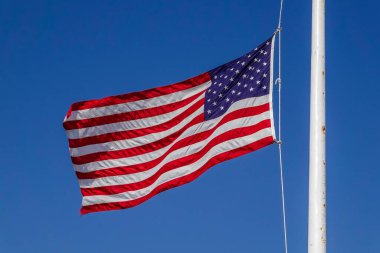 Rüzgardaki Amerikan Bayrağı