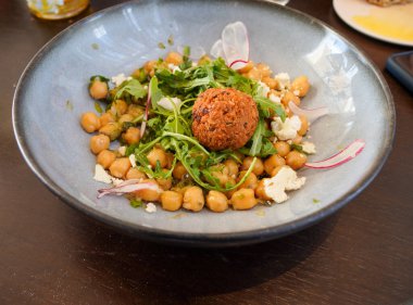 Gurme restoranında nohut salatası servis edilir.