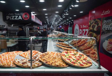 NEW YORK - 20 Kasım 2022: New York 'taki Little Italy Pizzeria' da İtalyan pizzalarının çeşitliliği