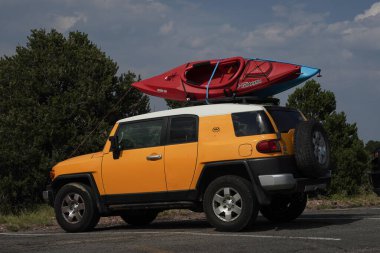 COLORADO Baharı, COLORADO - 10 Ağustos 2021: Colorado Springs, Colorado 'da kano yüklü Toyota 4runner TRD