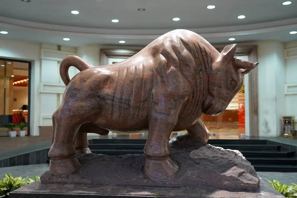 Bullstaty Utanför Hanoi Börsen — Stockfoto