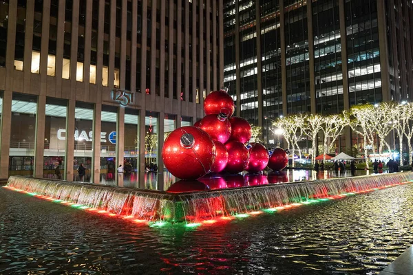 ニューヨーク 2022年11月20日 ニューヨーク市のランドマークラジオシティ音楽ホールの近くのクリスマスの装飾ロックフェラーセンター — ストック写真