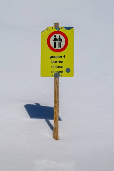 瑞士阿尔卑斯山的封闭标志 — 图库照片