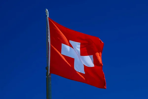 Flaga Szwajcarii Niebieskim Niebie — Zdjęcie stockowe
