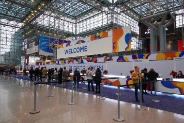 NEW YORK - 27 Kasım 2022: Jacob Javits Kongre Merkezi 'ndeki Greater NY Diş Toplantısı kayıt alanı. Büyük New York Diş Toplantısı, ülkedeki en büyük, en prestijli yıllık diş hekimi toplantısıdır.