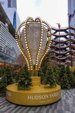 NEW YORK - 27 Kasım 2022: Hudson Yards Alışveriş Merkezi New York 'ta Tatil sezonu için dekore edildi