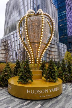 NEW YORK - 27 Kasım 2022: Hudson Yards Alışveriş Merkezi New York 'ta Tatil sezonu için dekore edildi
