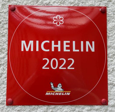 CHAMPILLON, FRANCE - SEPTEMBER 28, 2022: Fransa 'nın Champillon bölgesindeki Royal Champagne Hotel ve Spa' da ödül kazanmış Le Royal Restoranı 'nda Bir Yıldız Michelin Rehberi plaketi